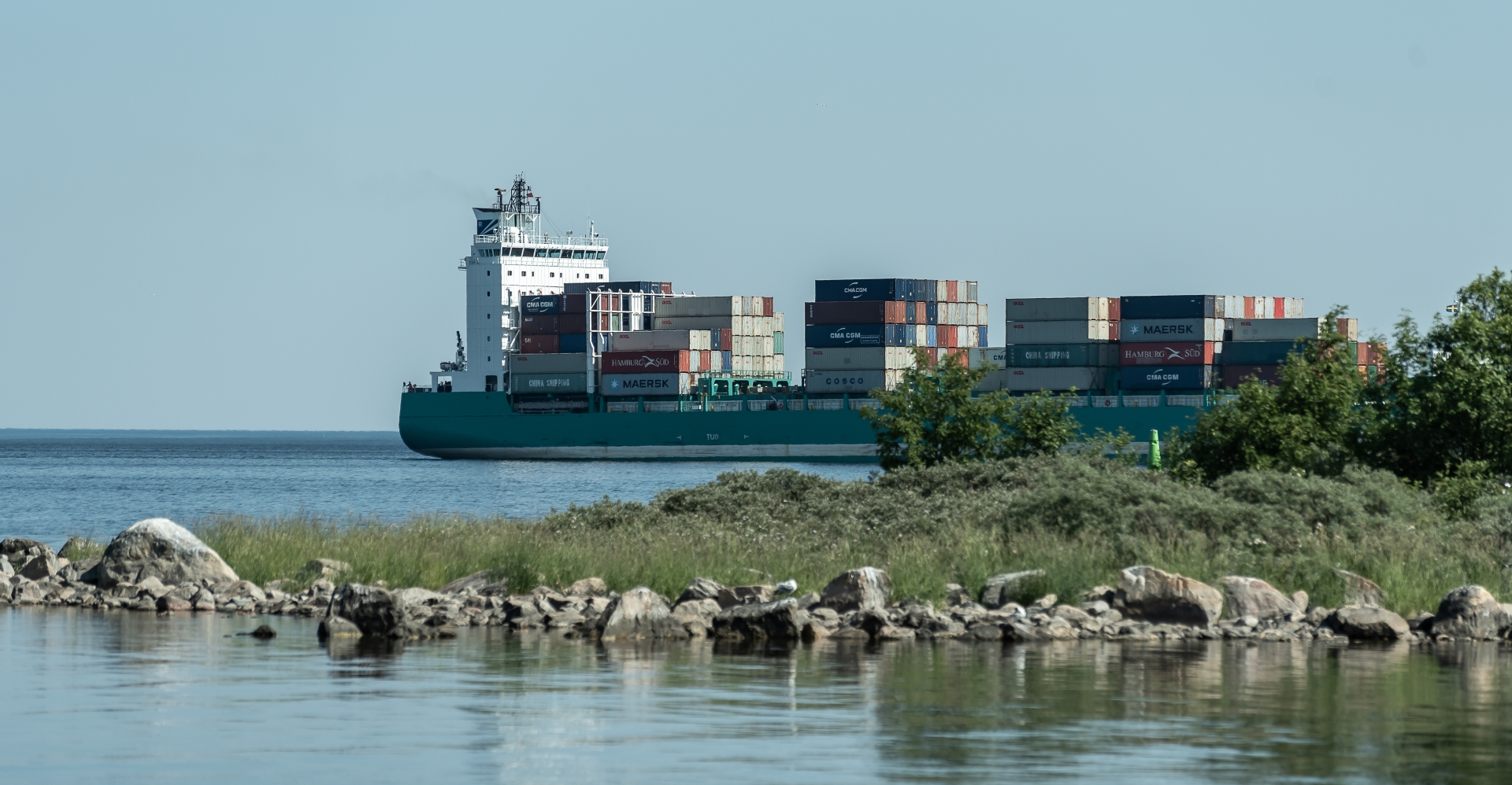 Foto på fartyg lastad med container på väg till Gävles hamn