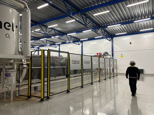 Man som g&aring;r runt i Ovakos fabrik