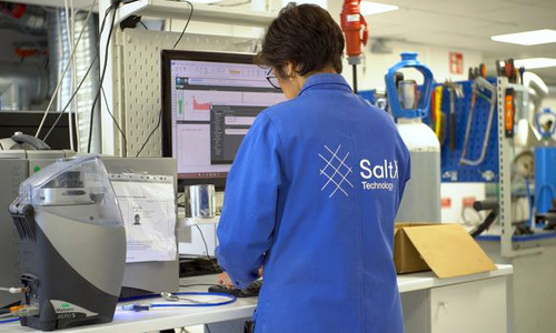 Labbperson på SaltX