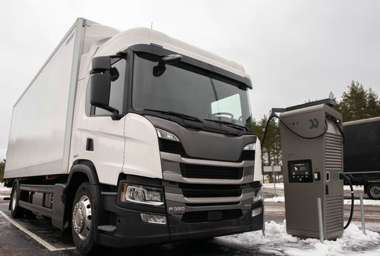 Lastbil vid Nima Energys station f&ouml;r ultrasnabb laddning i Skillingaryd vid E4:an