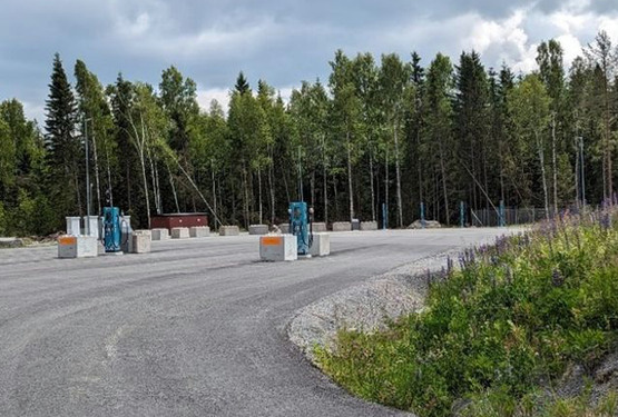 Laddstolpar placerade på en asfalterad yta