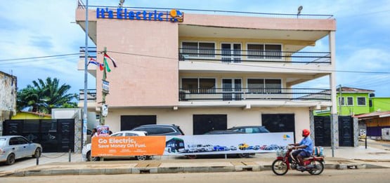 Man p&aring; motorcykel p&aring; v&auml;g