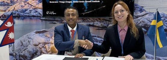 Dr. Deepak Kharal, Statssekreterare, Ministeriet för skog och miljö, Nepal och Caroline Asserup, tillförordnad generaldirektör på Energimyndigheten