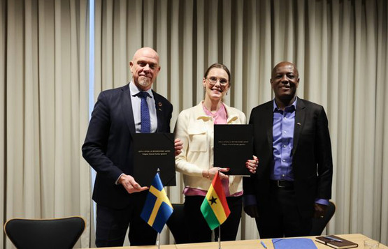 Energimyndighetens generaldirektör Robert Andrén tillsammans med Stella Futuras VD i Sverige, Ulrika Tornerefelt och Stella Futuras VD i Ghana, Francis Asante