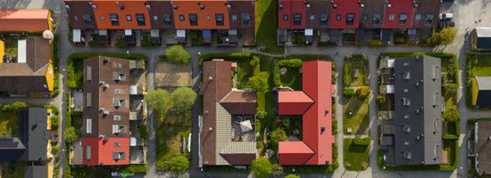 Ett f&aring;gelperspektiv av ett kvarter med m&aring;nga hus.