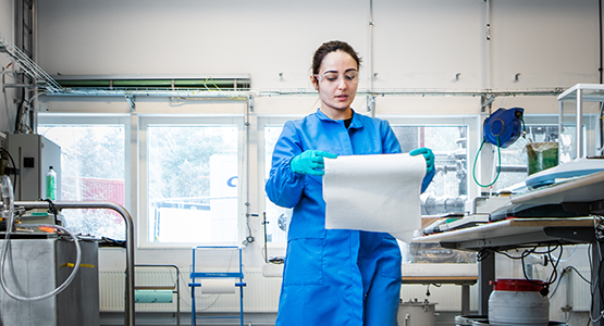 Employee in the hydrometallurgical process at Northvolt Labs in Västerås.