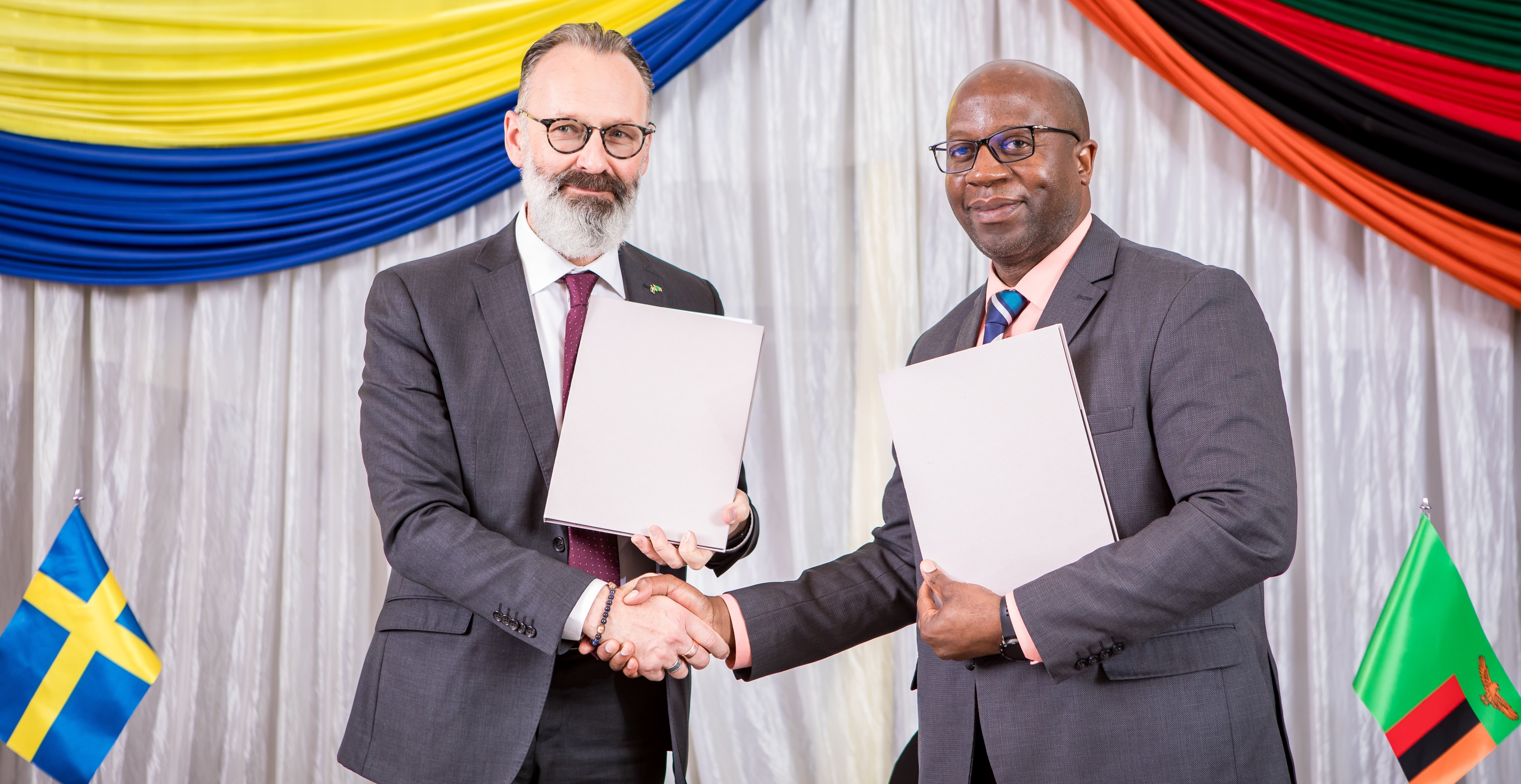 Johan Hallenborg, Ambassador of Sweden to Zambia, and Dr. Douty Chibamba, Permanent Secretary at the Ministry of Green Economy and Environment of Zambia, at the signing ceremony.